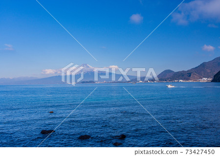 （靜岡縣）富士山冬季在駿河灣上空 73427450