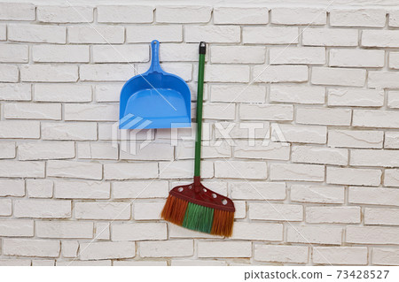 Broom and dustpan 73428527