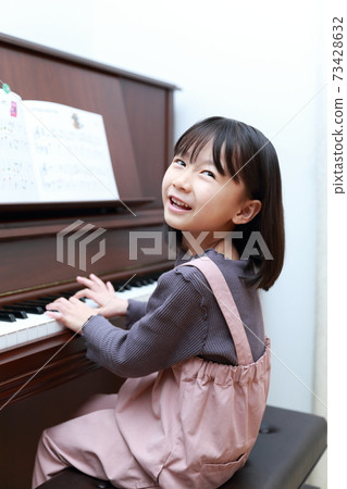 5歲女孩彈立式鋼琴 73428632