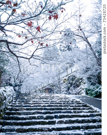 The approach to Sanzen-in Temple with snow makeup The approach to Sanzen-in Temple with snow makeup 73428720