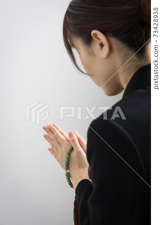 一個年輕的女人在葬禮上攜手共進 73428938