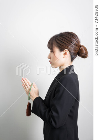 一個年輕的女人在葬禮上攜手共進 73428939