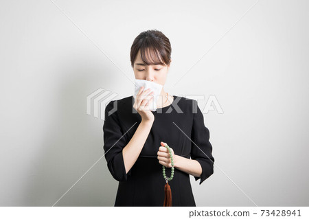 失去愛人後一個悲傷的表情的年輕女子 73428941