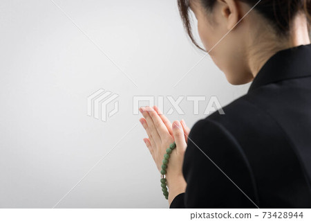 一個年輕的女人在葬禮上攜手共進 73428944