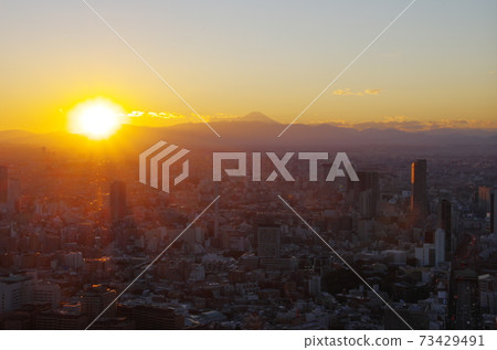 東京夜景:從六本木新城屋頂露臺欣賞富士山和夕陽 東京夜景:從六本木新城屋頂露臺欣賞富士山和夕陽 73429491