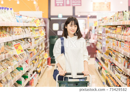 在一家超市購物的年輕女子 73429582