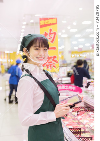 People working in supermarkets People working in supermarkets 73429795