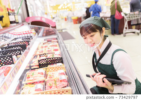 People working in supermarkets 73429797