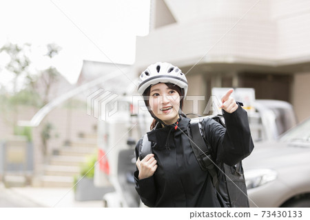 Female deliveryman delivery Female deliveryman delivery 73430133
