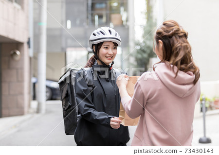 Female deliveryman delivery 73430143