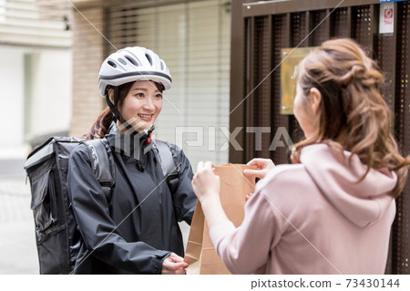 Female deliveryman delivery 73430144