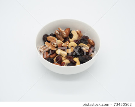 小盤子上的堅果和葡萄乾 小盤子上的堅果和葡萄乾 73430562