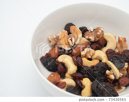 小盤子上的堅果和葡萄乾 73430563