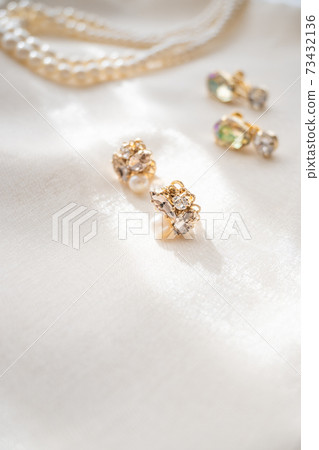 Earrings, necklaces, bijou pearls, bridal accessories 73432136