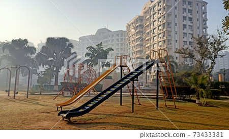 印度早上公園和滑梯 73433381