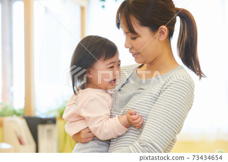哭泣的嬰兒托兒所幼兒園 73434654