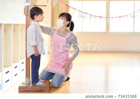 男孩測量身高 73435388