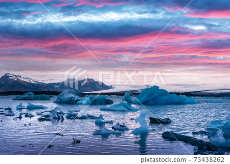 Icebergs in Jokulsarlon glacial lagoon Icebergs in Jokulsarlon glacial lagoon 73438262