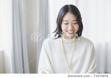 在家工作的年輕女子 在家工作的年輕女子 73439856