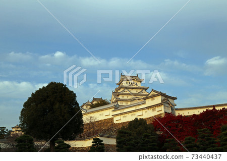 Autumn dusk Himeji Castle 73440437