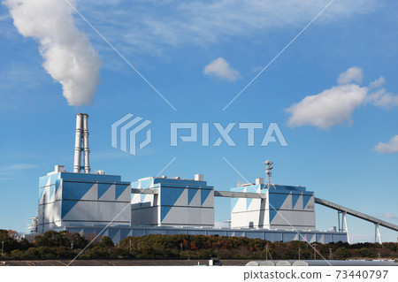 [Smoke from a thermal power plant and a chimney flowing in the blue sky] 73440797