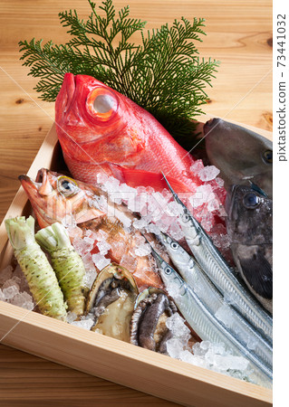 Assorted fresh fish Assorted fresh fish 73441032