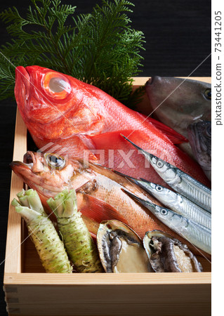 Assorted fresh fish 73441205