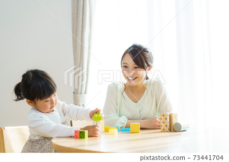 父母和孩子在家裡玩 73441704