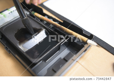 Calligraphy scene Prepare the brush 73442847