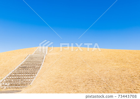 晴朗的冬天的天空和丘陵，持續的道路 73443708