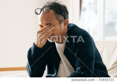 眼乾，老眼，眼睛疲勞，眼睛疲勞的圖像 73443725