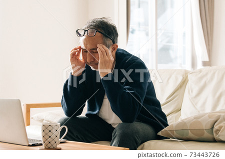 乾眼，老眼，眼睛疲勞和遠程辦公導致的眼睛疲勞的圖像 73443726