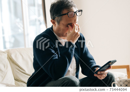 Image of dry eye, presbyopia, eyestrain, and eye fatigue caused by smartphones Image of dry eye, presbyopia, eyestrain, and eye fatigue caused by smartphones 73444094