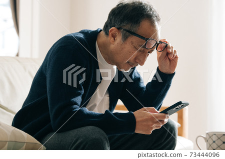 智能手機引起的干眼,老眼,眼睛疲勞和眼睛疲勞的圖像 智能手機引起的干眼,老眼,眼睛疲勞和眼睛疲勞的圖像 73444096
