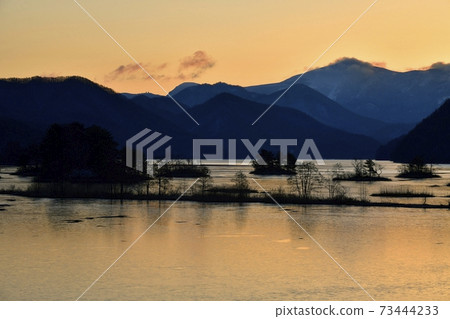 薄冰的Urabandai秋元湖的早晨 73444233