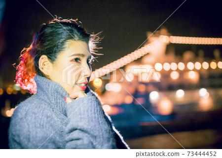 與她（妻子）在冬天的照明日期 73444452