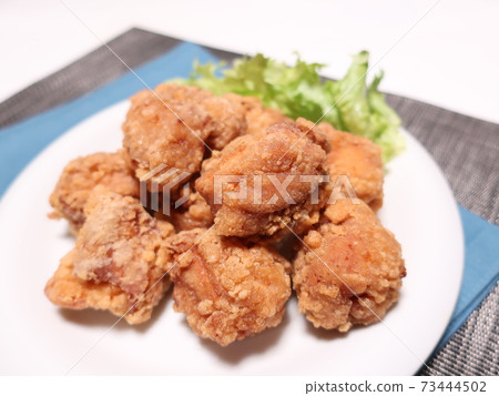 Delicious fried chicken seasoned with ginger soy sauce Delicious fried chicken seasoned with ginger soy sauce 73444502