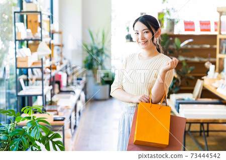 Women shopping shopping lifestyle casual Women shopping shopping lifestyle casual 73444542