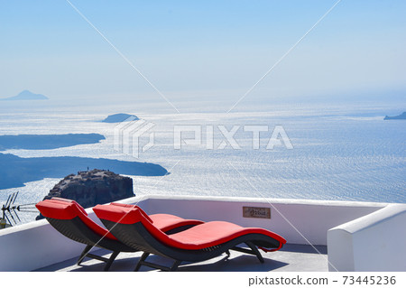 [Greece] Santorini terrace bed and Aegean Sea 73445236