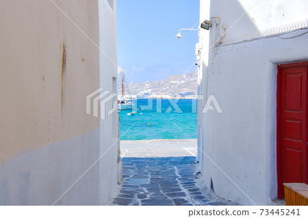 [Greece] Aegean Sea seen from the alley of Mykonos 73445241