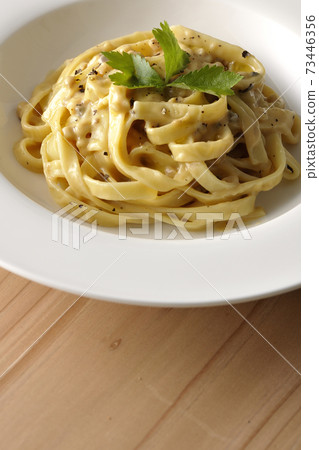 Flat pasta with truffle cream with trefoil 73446356