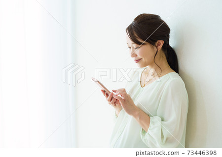 觀看智能手機的婦女 73446398