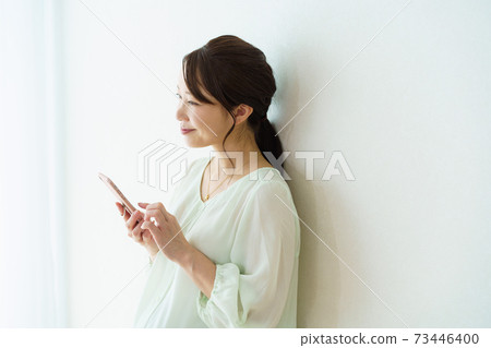 觀看智能手機的婦女 73446400