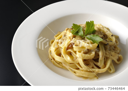 松露奶油與三葉草在黑色背景上的平面麵食 73446464