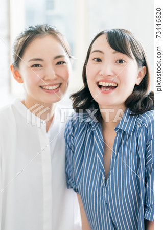 20多歲的姐妹 73446820