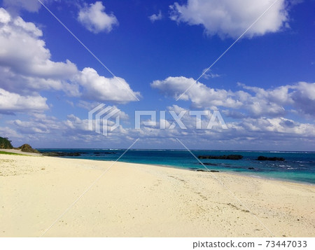 [South Island] The blue sea and white sand beach of Yoron Island 73447033