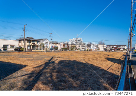 Vast vacant lot after the withdrawal of a large supermarket 73447271