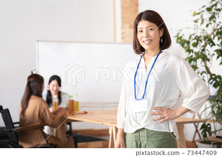 女商人,在辦公室 女商人,在辦公室 73447409