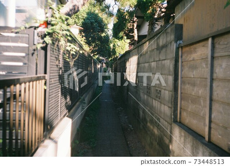 Narrow alley 73448513