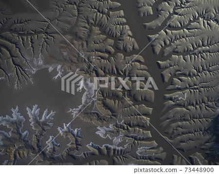 A picture drawn on the shore 73448900